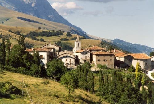 Accumoli, borgo collinare in provincia di Rieti
