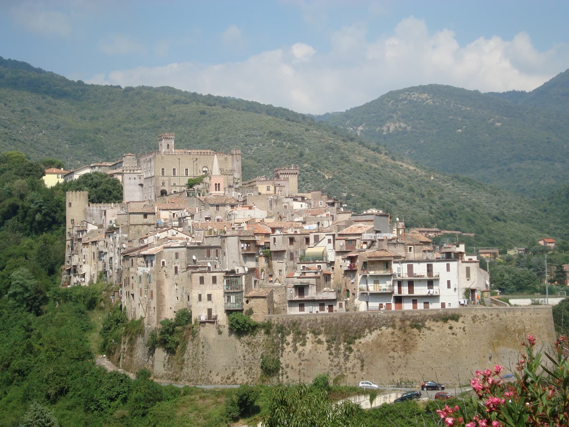 San Gregorio da Sassola, borgo collinare in provincia di Roma