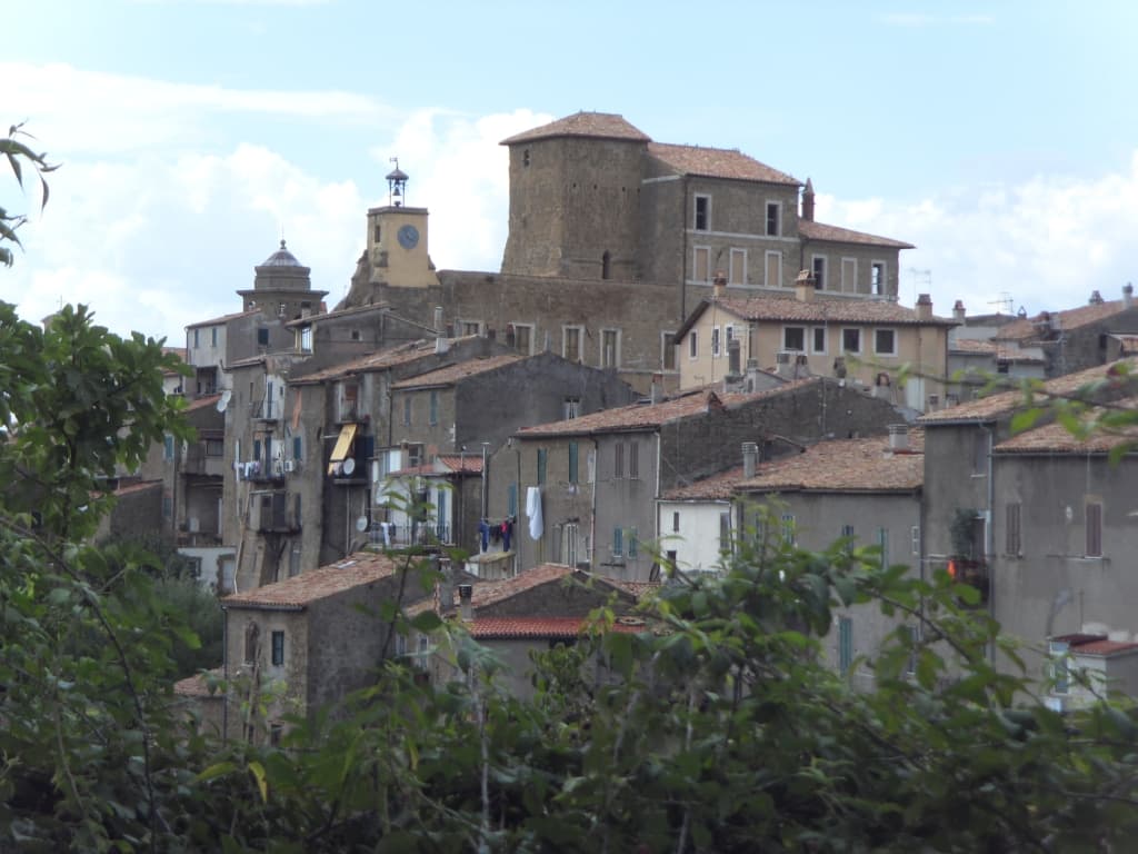 Ischia di Castro, borgo collinare in provincia di Viterbo