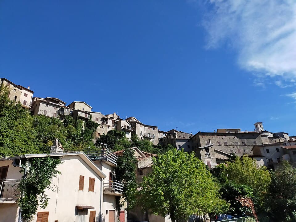 Vista di Marcetelli, borgo collinare in provincia di Rieti
