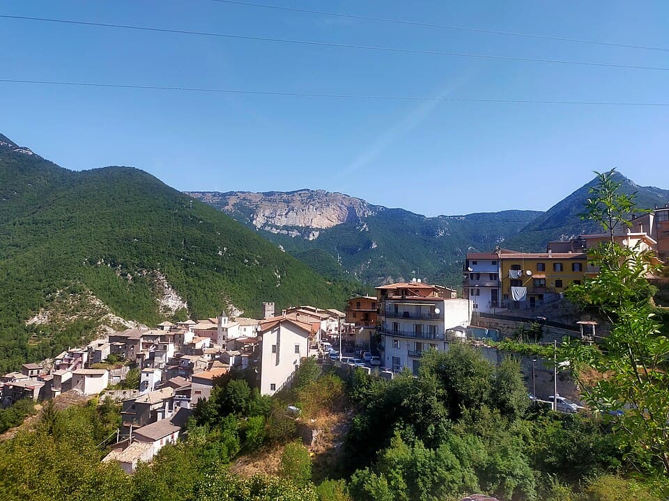 Vista di Vallepietra, borgo medievale in provincia di Roma