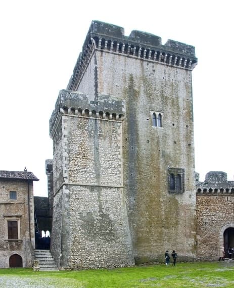 Sermoneta, borgo collinare in provincia di Latina