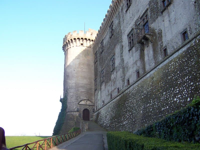 Vista di Bracciano, borgo lacustre in provincia di Roma
