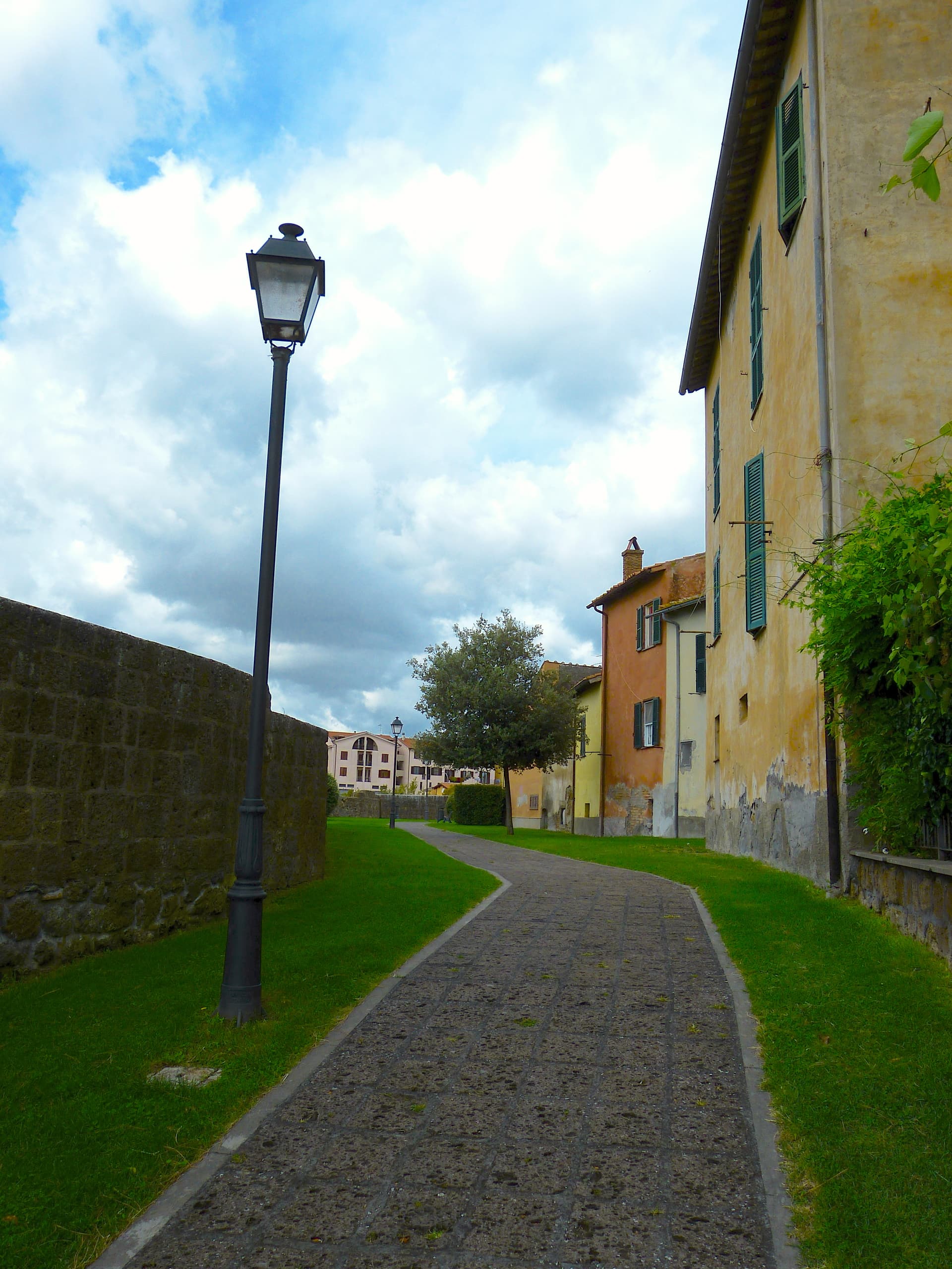 Tuscania, borgo collinare in provincia di Viterbo