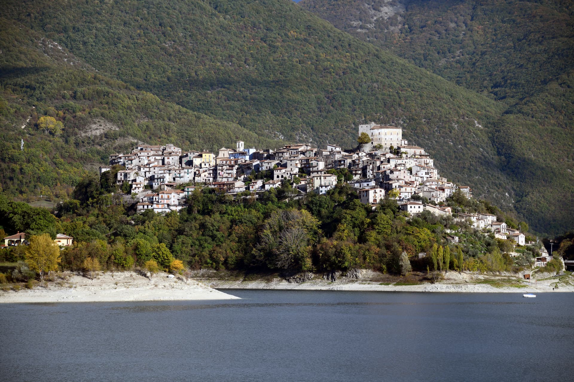 Castel di Tora, borgo collinare in provincia di Rieti