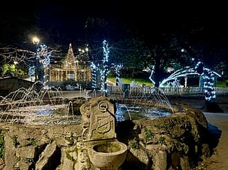 Fontana di piazza Garibaldi a Marino decorata per il Natale 2024
