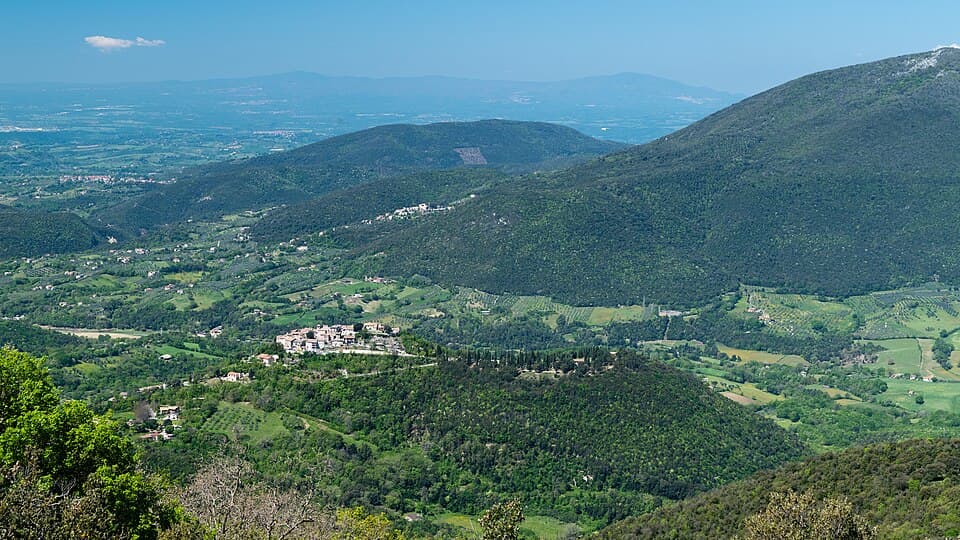 Vista di Montasola, borgo collinare in provincia di Rieti