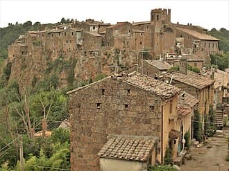 Calcata sulla rupe tufacea