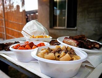 Sagra delle Costarelle a Bassano Romano. La rosticciana è un piatto tipico dell'Alto Lazio e toscano, a base di costarelle di maiale cucinate alla griglia su un fuoco di braci di legna.