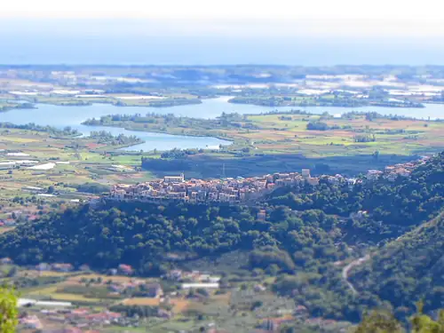 Veduta sul borgo di Monte San Biagio e il Lago di Fondi dalla vetta della Madonna della Rocca, Fondi (provincia di Latina)